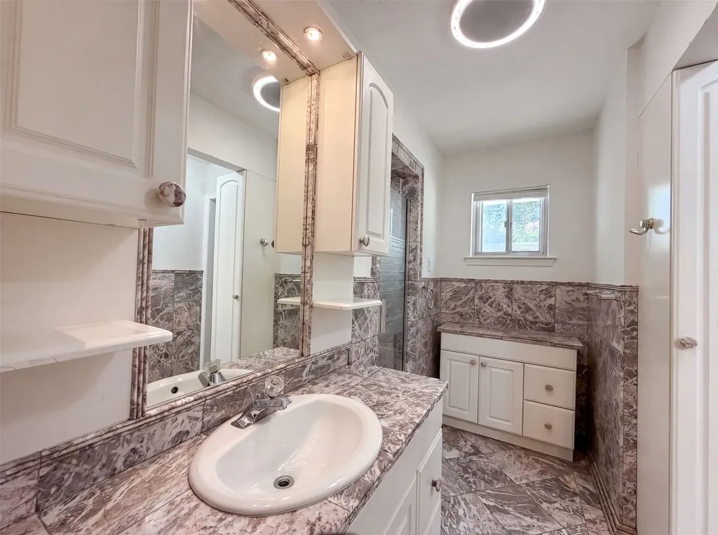 725 Ridgecrest Drive Irving TX 75060