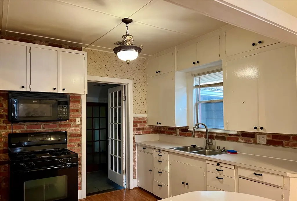 405 E South Henrietta TX 76365