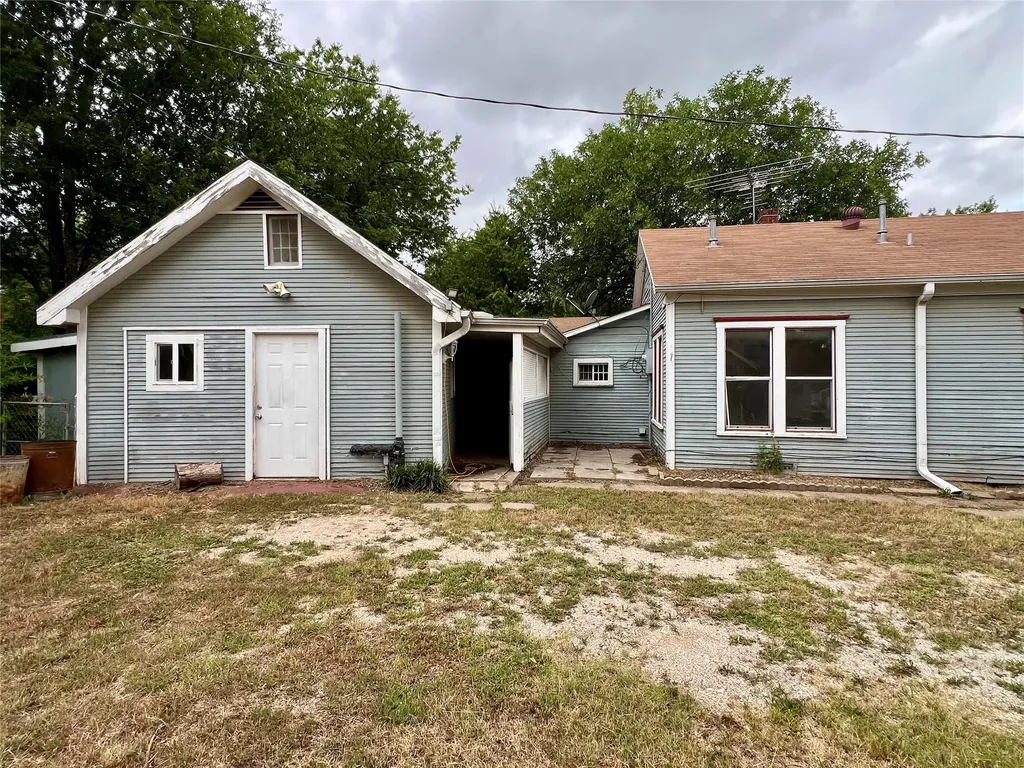 405 E South Henrietta TX 76365