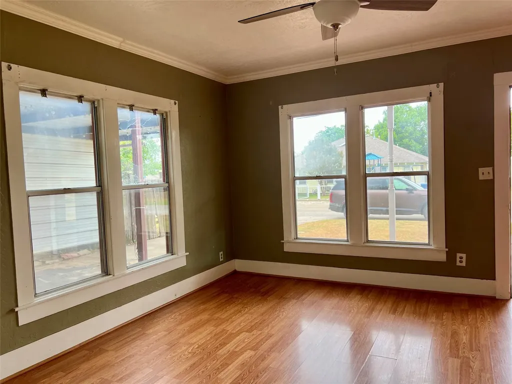 405 E South Henrietta TX 76365