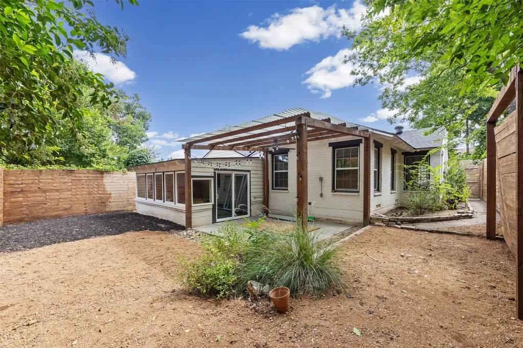 311 N Tennant Street Dallas TX 75208