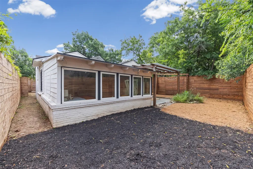 311 N Tennant Street Dallas TX 75208