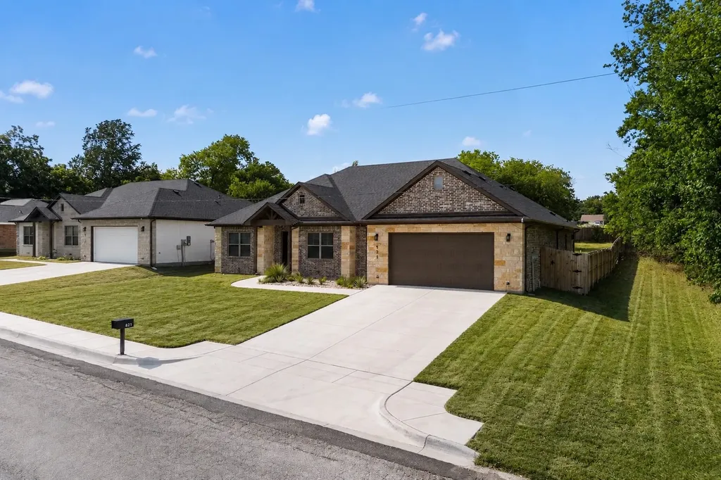 821 E 2nd Street Weatherford TX 76086