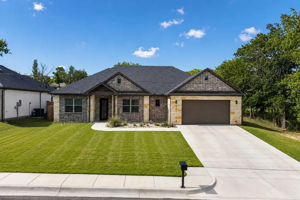 821 E 2nd Street Weatherford TX 76086