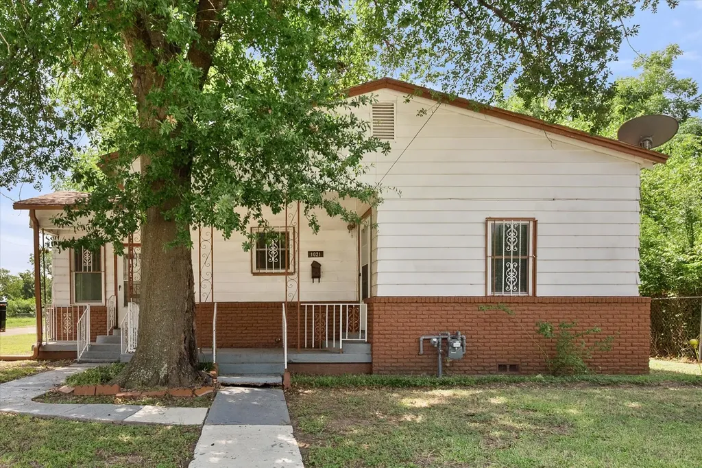 1021 Martin Luther King Jr Boulevard Corsicana TX 75110