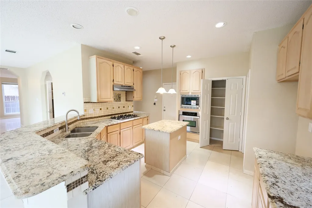 1931 Paloma Way Arlington TX 76006
