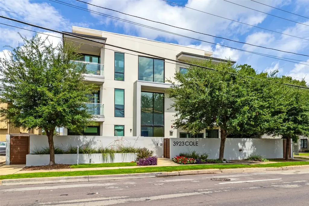 Dallas TX, 3923 Cole Avenue, Unit 102
