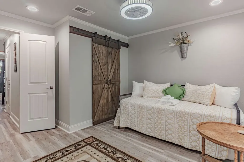 1011 Pawnee Trail Granbury TX 76048