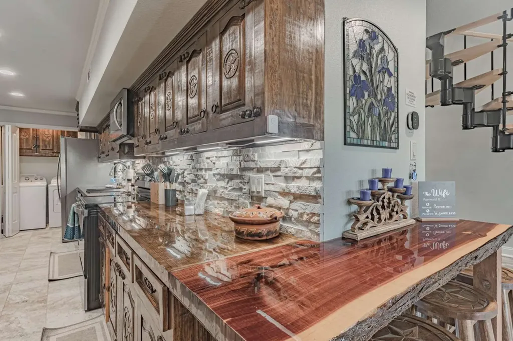 1011 Pawnee Trail Granbury TX 76048