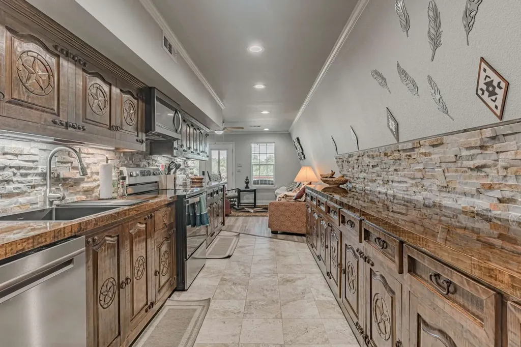1011 Pawnee Trail Granbury TX 76048