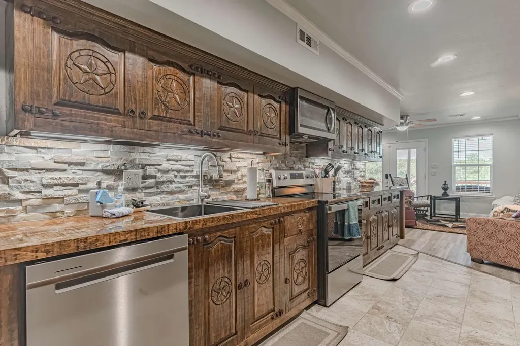 1011 Pawnee Trail Granbury TX 76048
