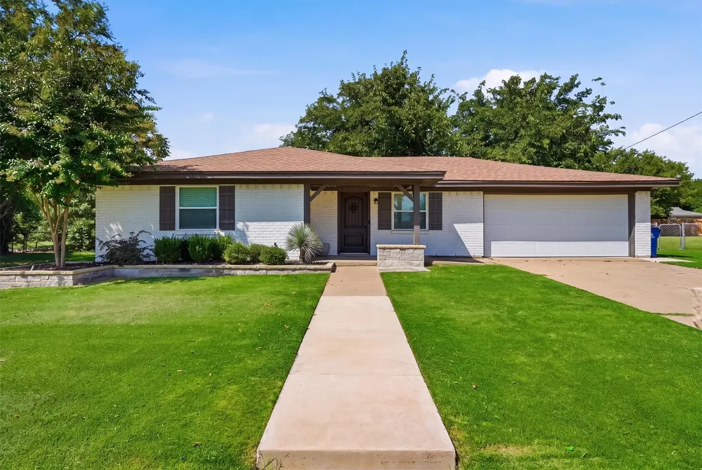 332 S Sealy Avenue Justin TX 76247
