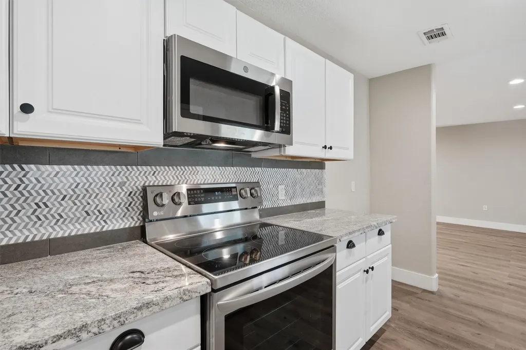 332 S Sealy Avenue Justin TX 76247