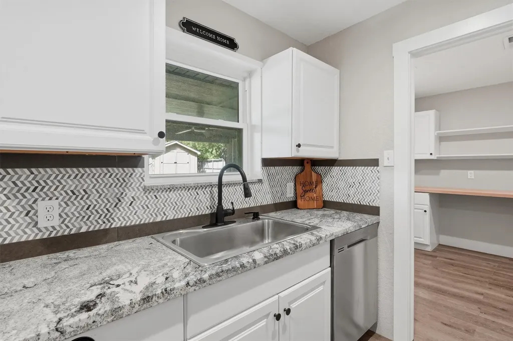 332 S Sealy Avenue Justin TX 76247
