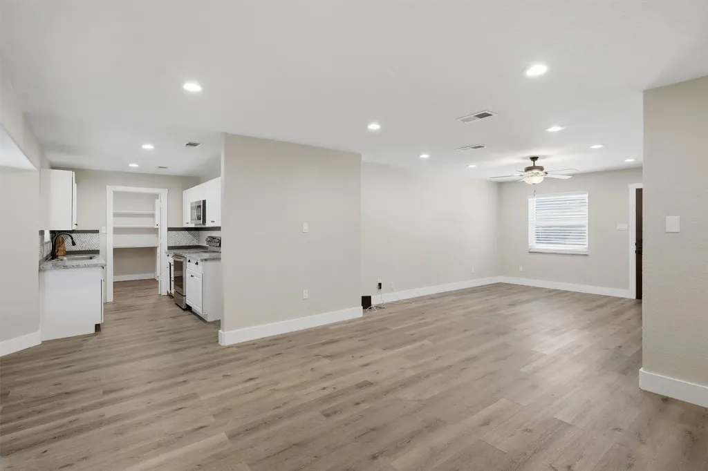 332 S Sealy Avenue Justin TX 76247