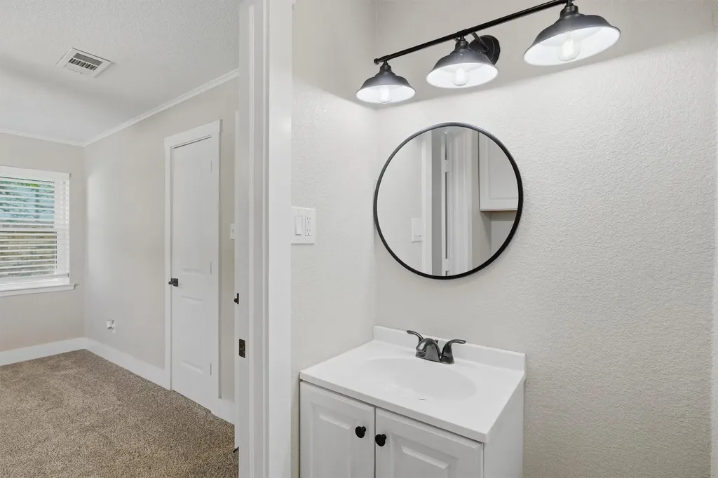 332 S Sealy Avenue Justin TX 76247