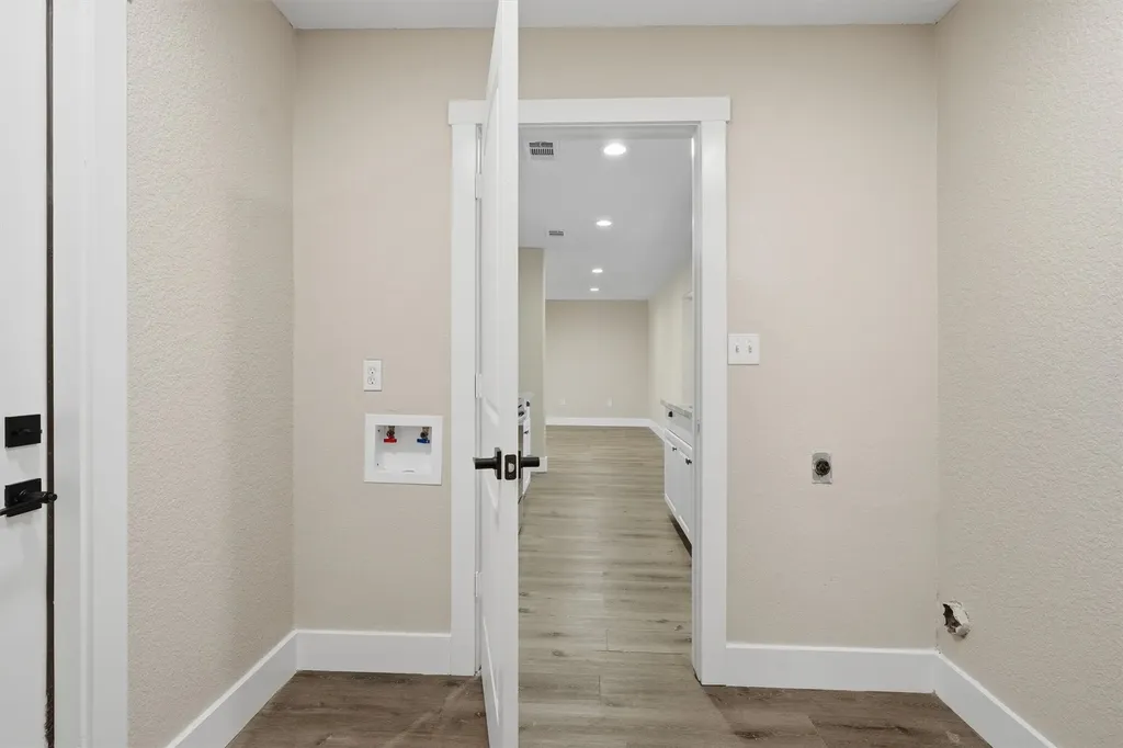 332 S Sealy Avenue Justin TX 76247