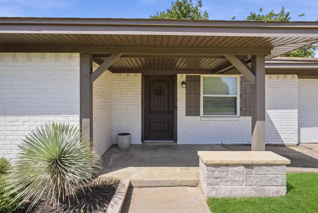 332 S Sealy Avenue Justin TX 76247