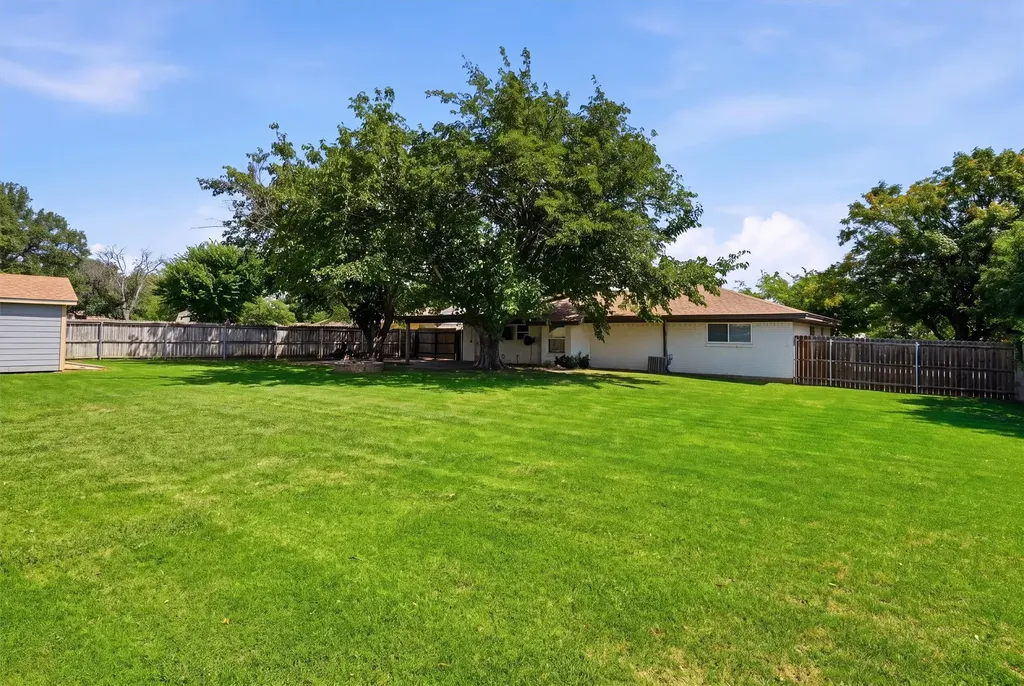 332 S Sealy Avenue Justin TX 76247