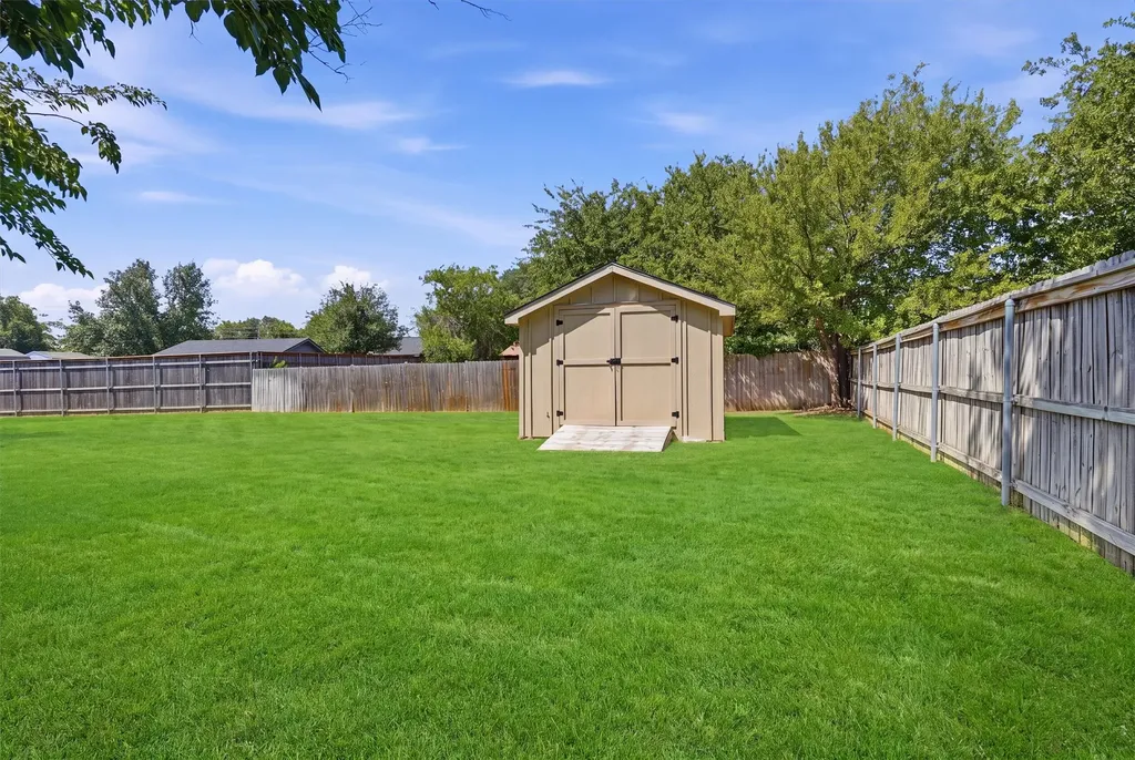 332 S Sealy Avenue Justin TX 76247