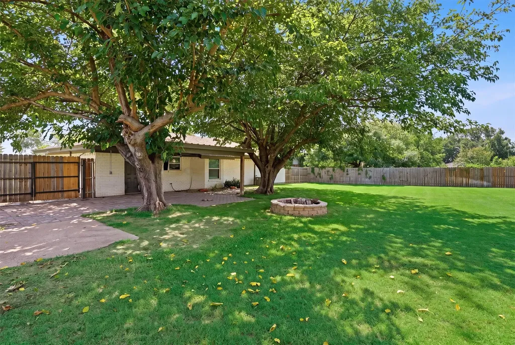 332 S Sealy Avenue Justin TX 76247
