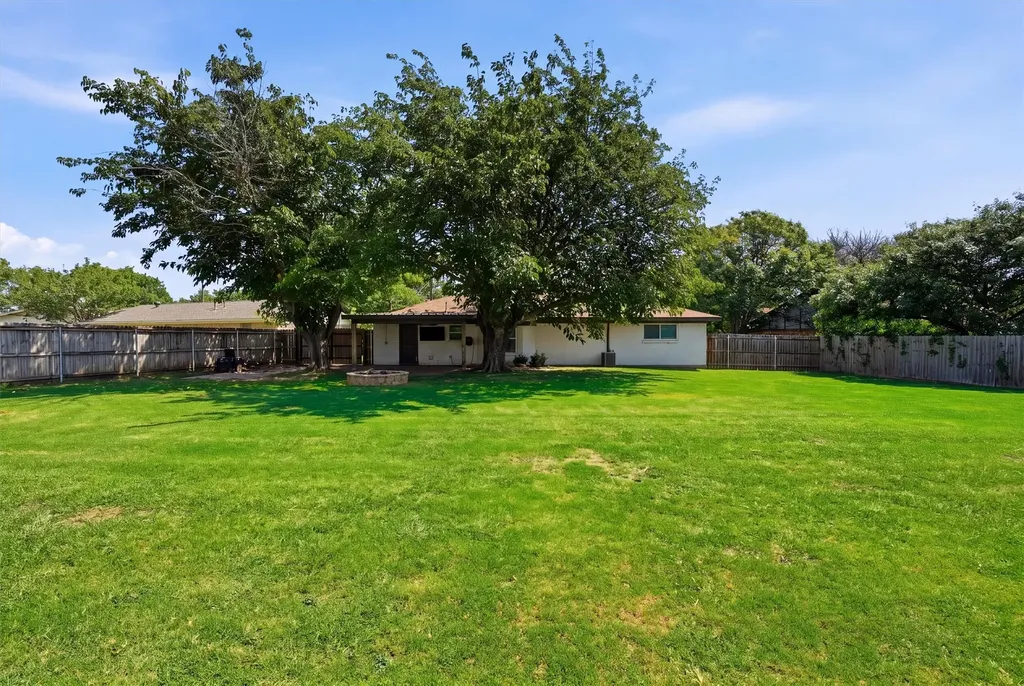 332 S Sealy Avenue Justin TX 76247