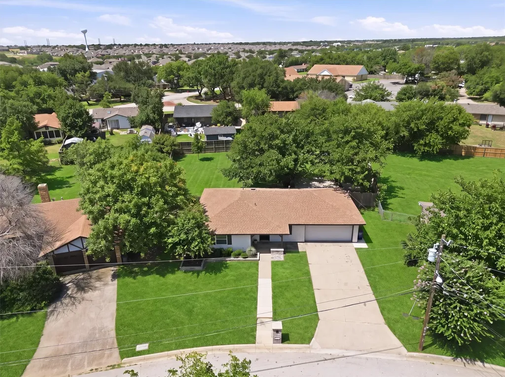 332 S Sealy Avenue Justin TX 76247