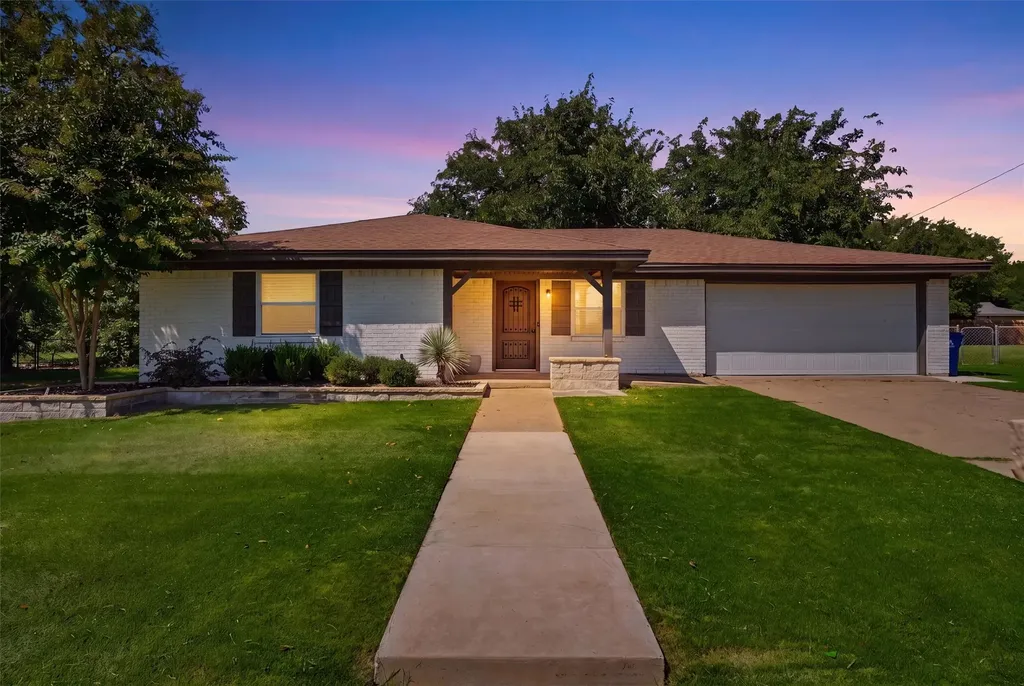 332 S Sealy Avenue Justin TX 76247