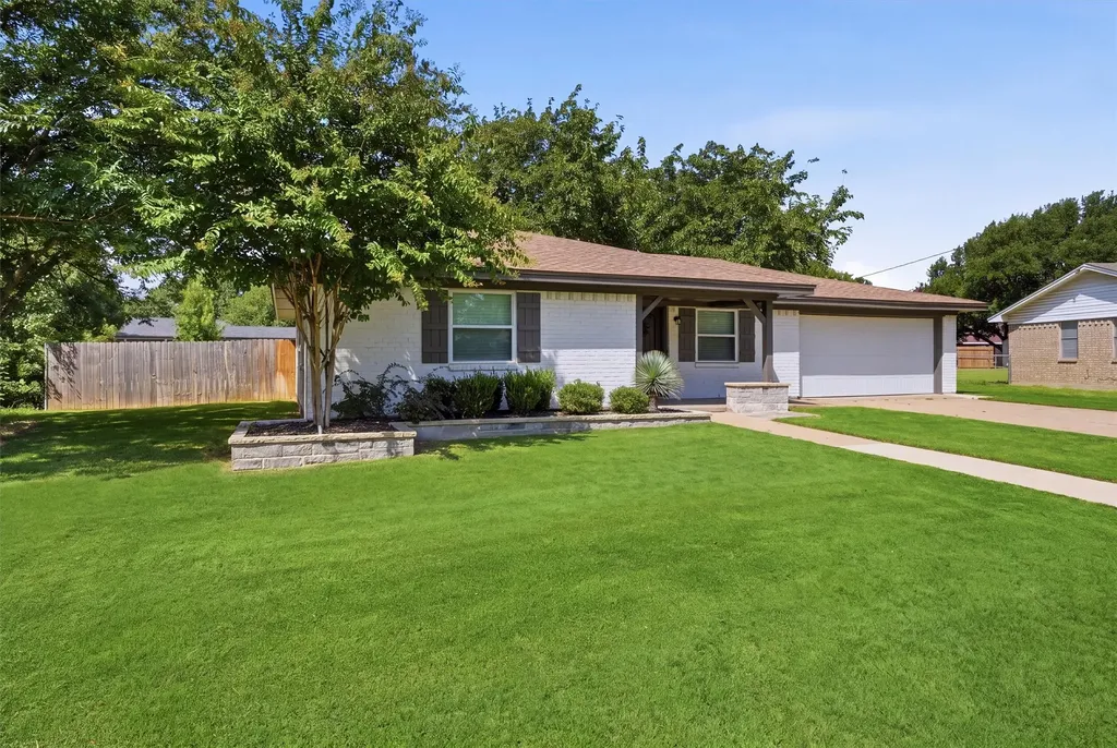 332 S Sealy Avenue Justin TX 76247