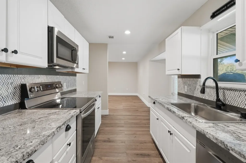 332 S Sealy Avenue Justin TX 76247