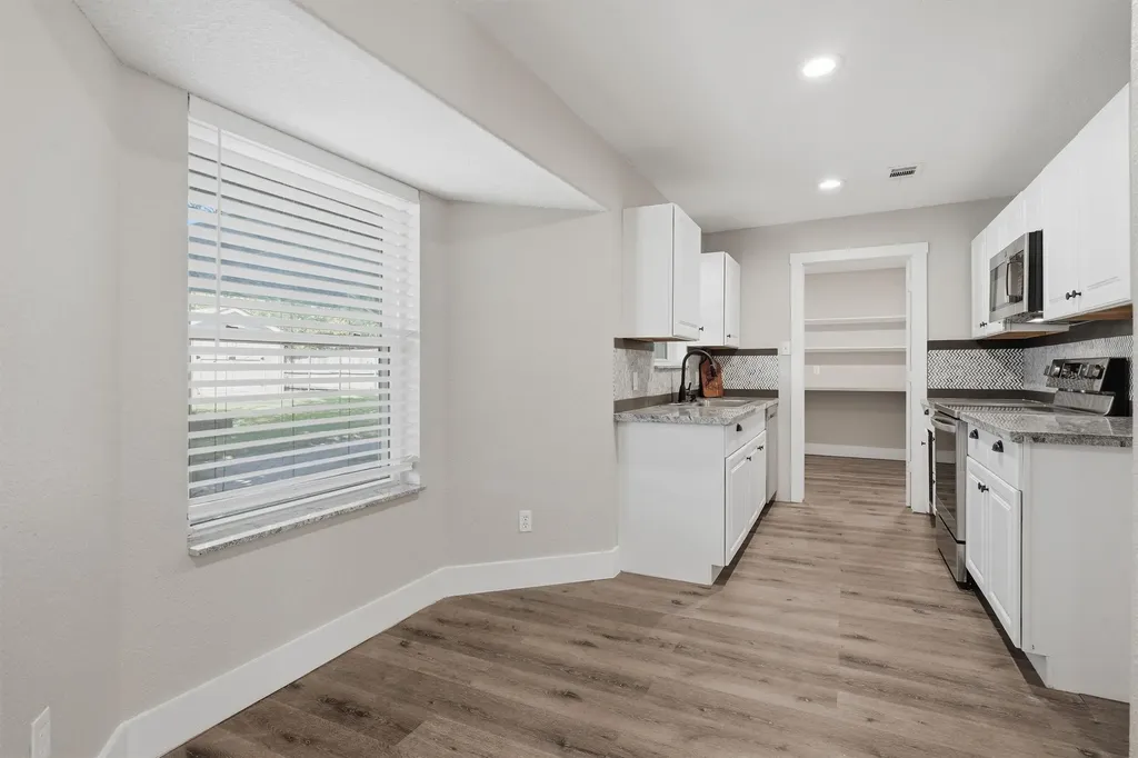 332 S Sealy Avenue Justin TX 76247