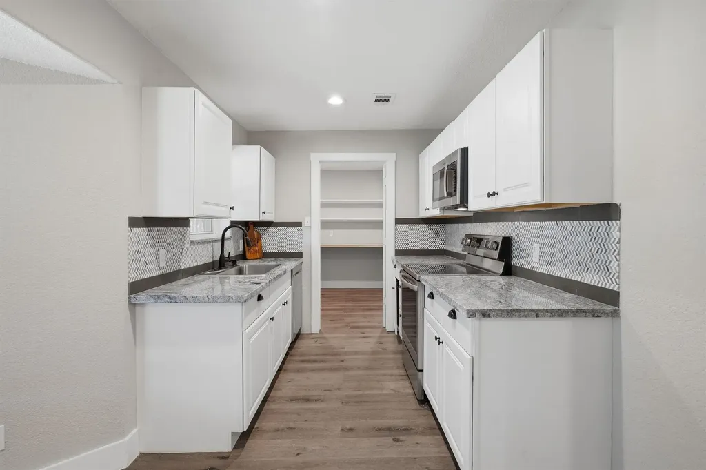 332 S Sealy Avenue Justin TX 76247