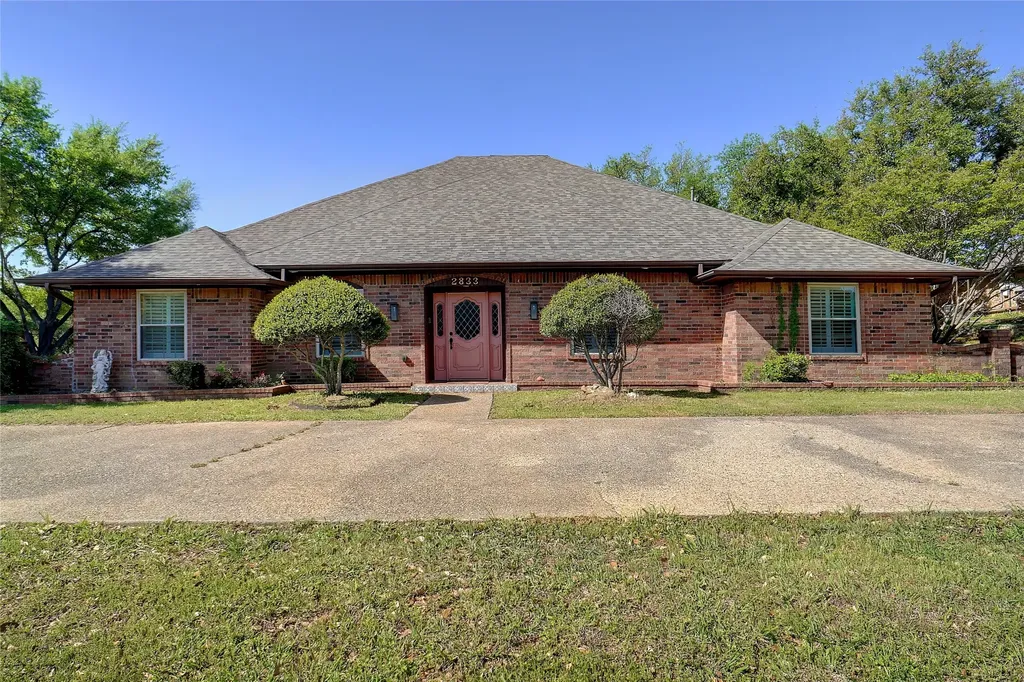 2833 S Country Club Road Garland TX 75043