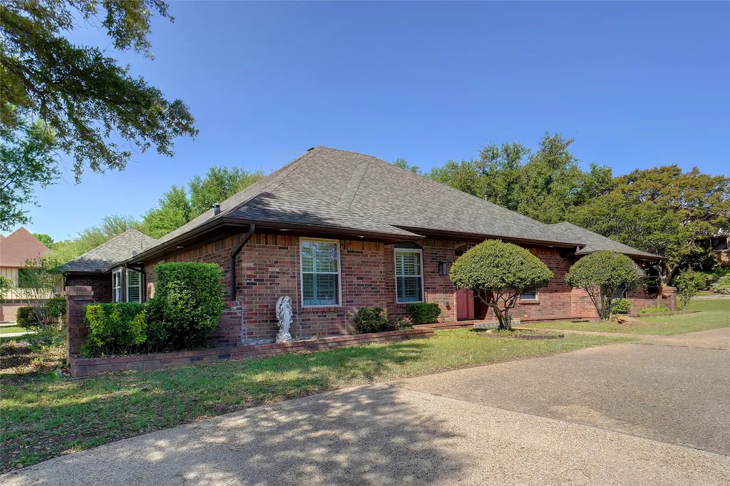 2833 S Country Club Road Garland TX 75043