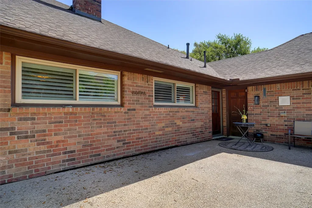 2833 S Country Club Road Garland TX 75043