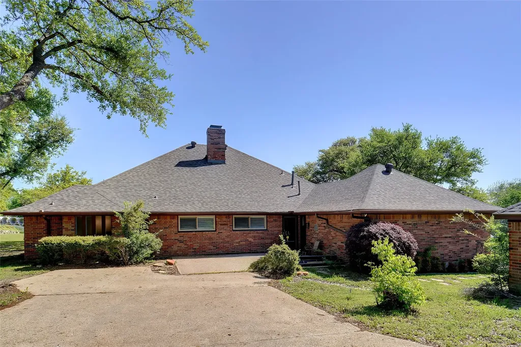 2833 S Country Club Road Garland TX 75043
