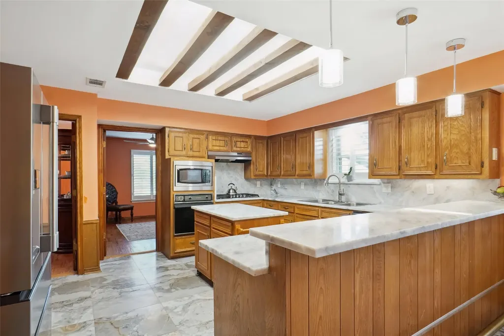 2833 S Country Club Road Garland TX 75043
