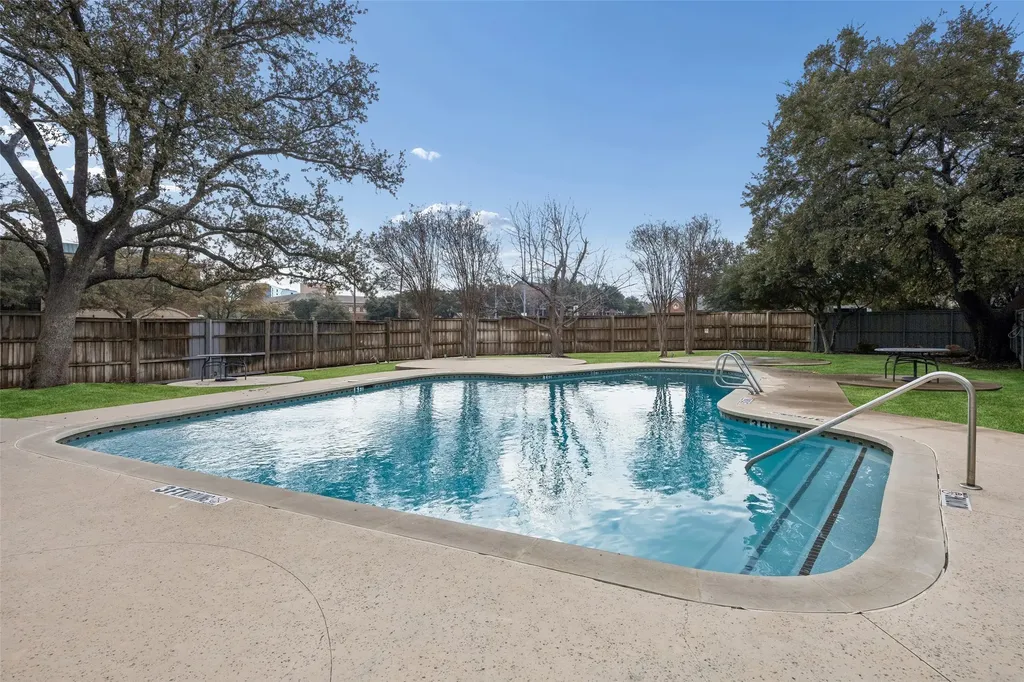 7506 W Northwest Highway Dallas TX 75225