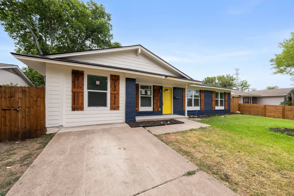 3245 Pacesetter Drive Dallas TX 75241