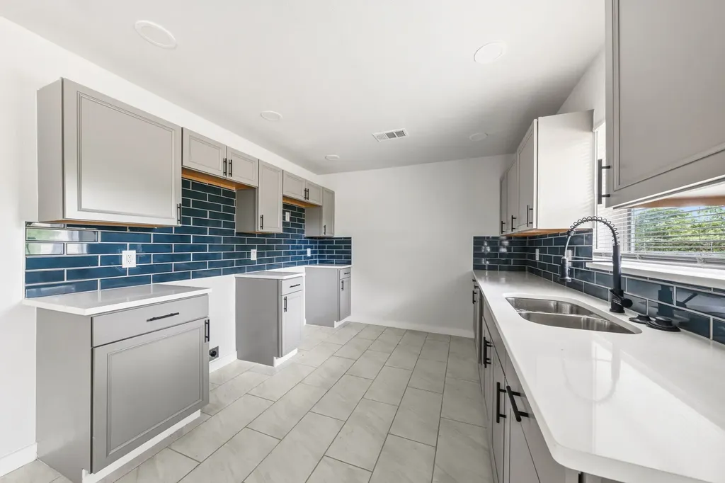 3245 Pacesetter Drive Dallas TX 75241
