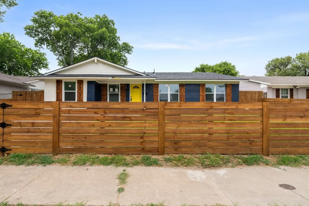 3245 Pacesetter Drive Dallas TX 75241