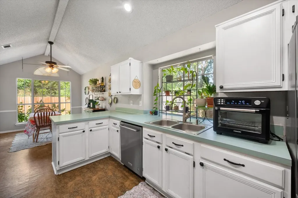 2818 Glen Ridge Drive Arlington TX 76016