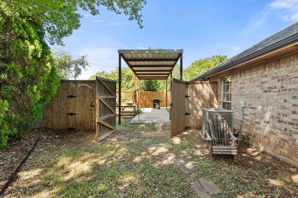 2818 Glen Ridge Drive Arlington TX 76016