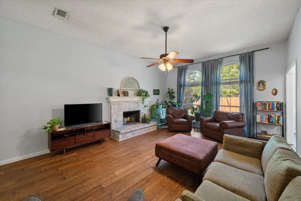 2818 Glen Ridge Drive Arlington TX 76016