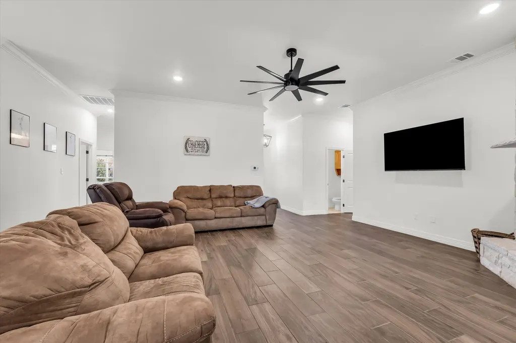 820 Secretariat Drive Hewitt TX 76643