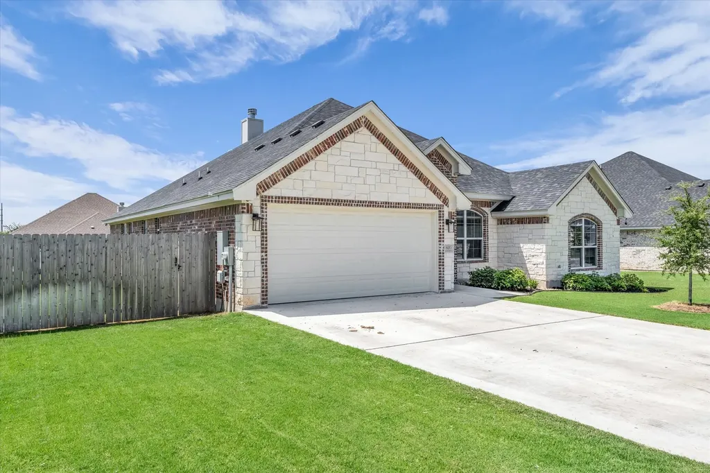 820 Secretariat Drive Hewitt TX 76643