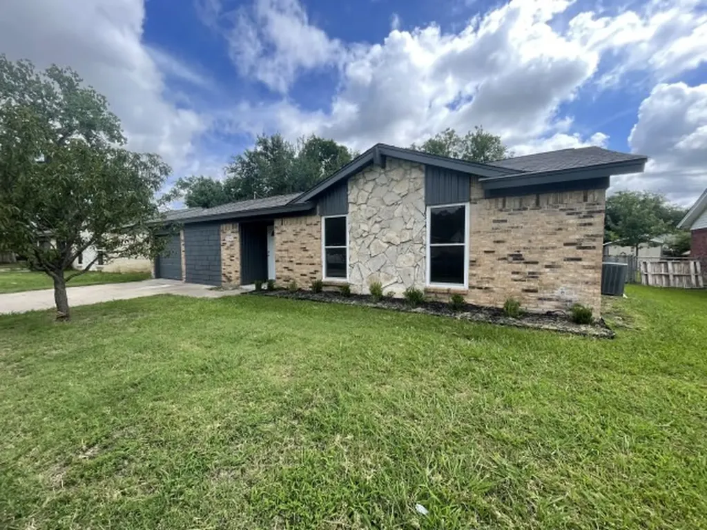 328 Hillside Court Burleson TX 76028