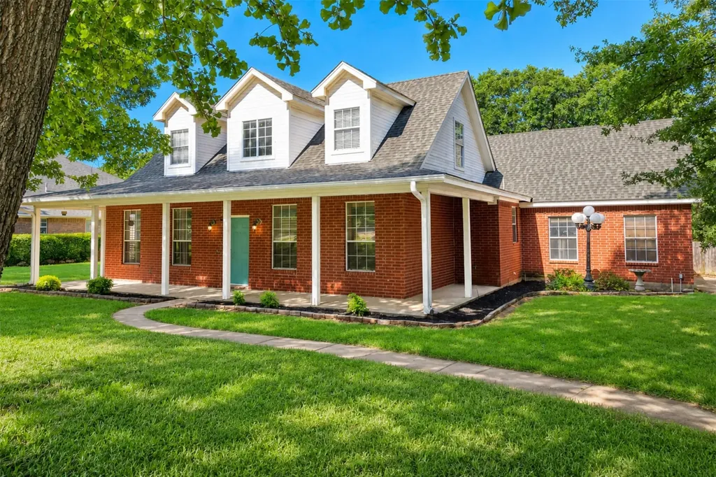 613 Forest Edge Street Burleson TX 76028