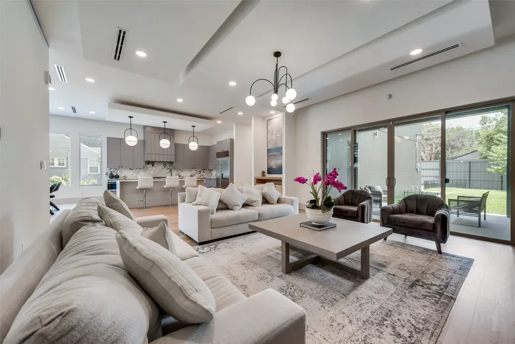 4528 W Amherst Avenue Dallas TX 75209