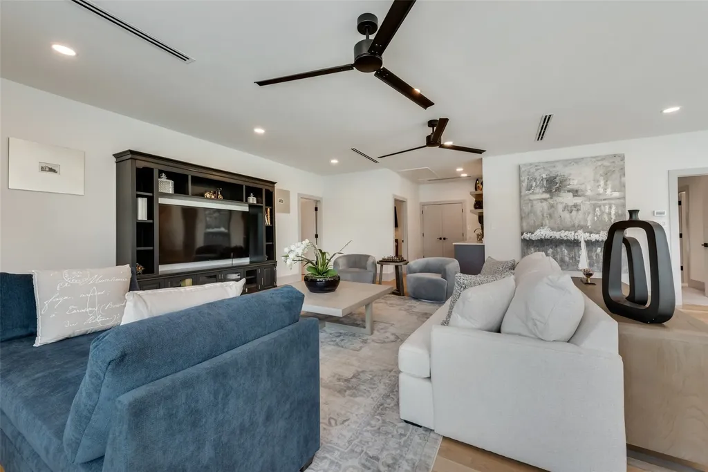4528 W Amherst Avenue Dallas TX 75209